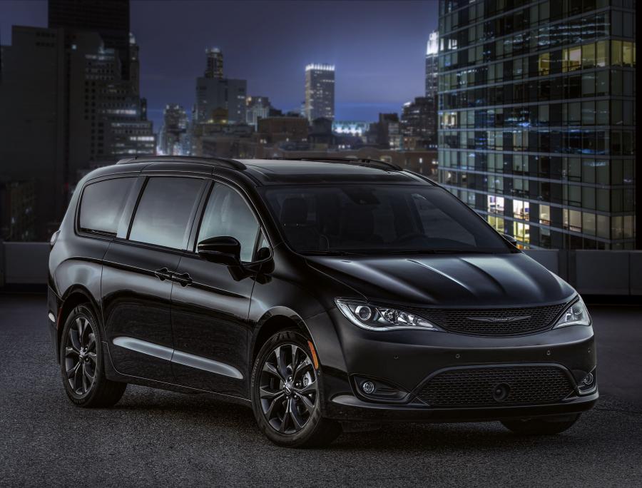  Chrysler Pacifica Limited S Appearance Package (RU) 2017 года  (фото 1 из 40)